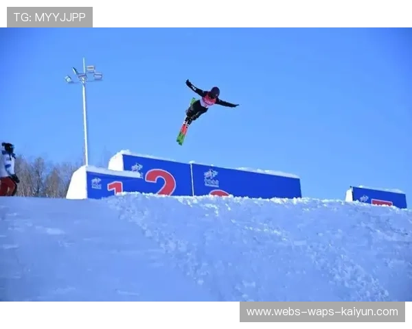 滑雪选手空中旋转惊艳全场：冬日奇迹的瞬间精彩瞬现