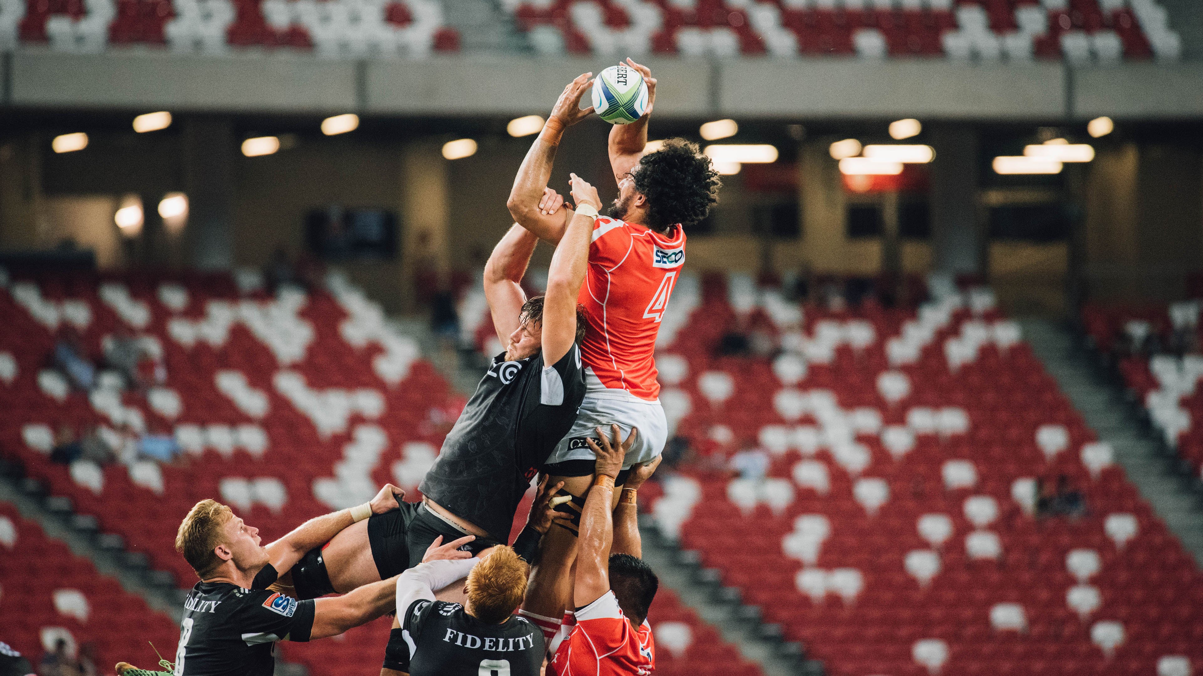 中国滑板巡回赛成都站街式赛场上演空翻大战 夺冠选手完成难度新高度